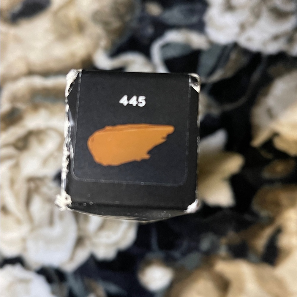 Fenty 445 Pro Filt'r Hydrating Longwear Foundation - Picture 3 of 4